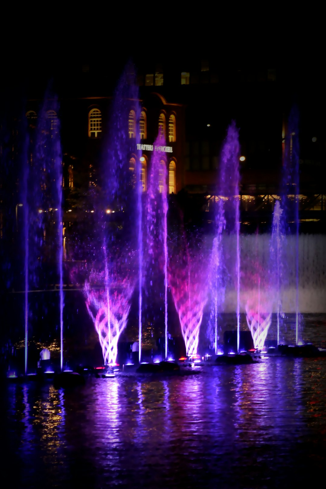 Fuente interactiva para lago, con múltiple chorro, boquillas punta de lanza, boquilla torbellino, con reflectores de 40W sumergibles tipo Dona
