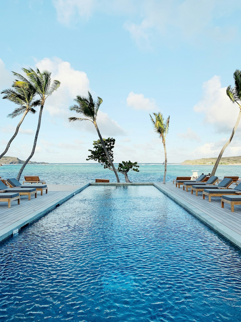 Piscina con vista al mar